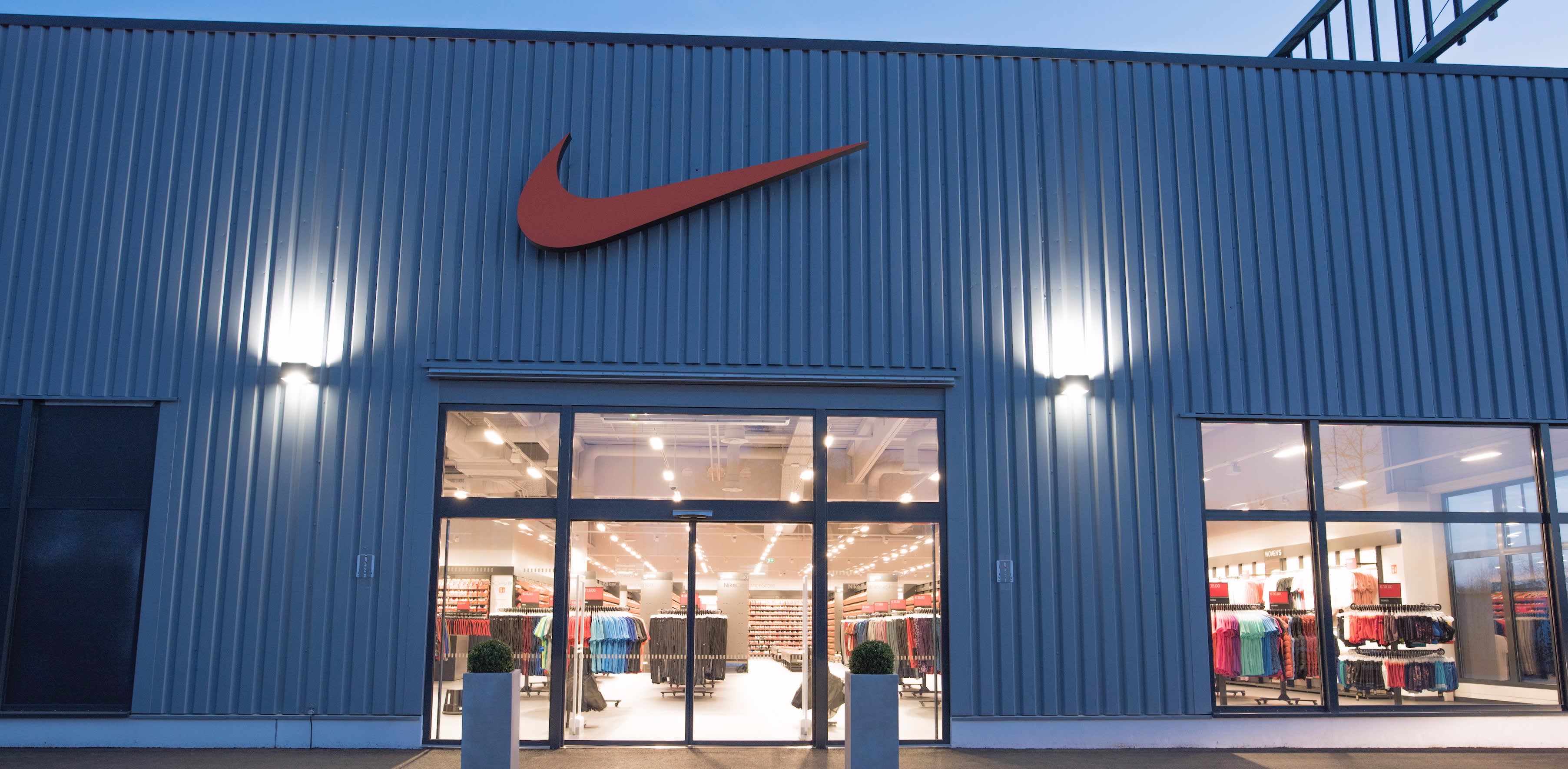 een miljard noot Pool Nike Clearance Store Rostock. Broderstorf, DEU. Nike.com