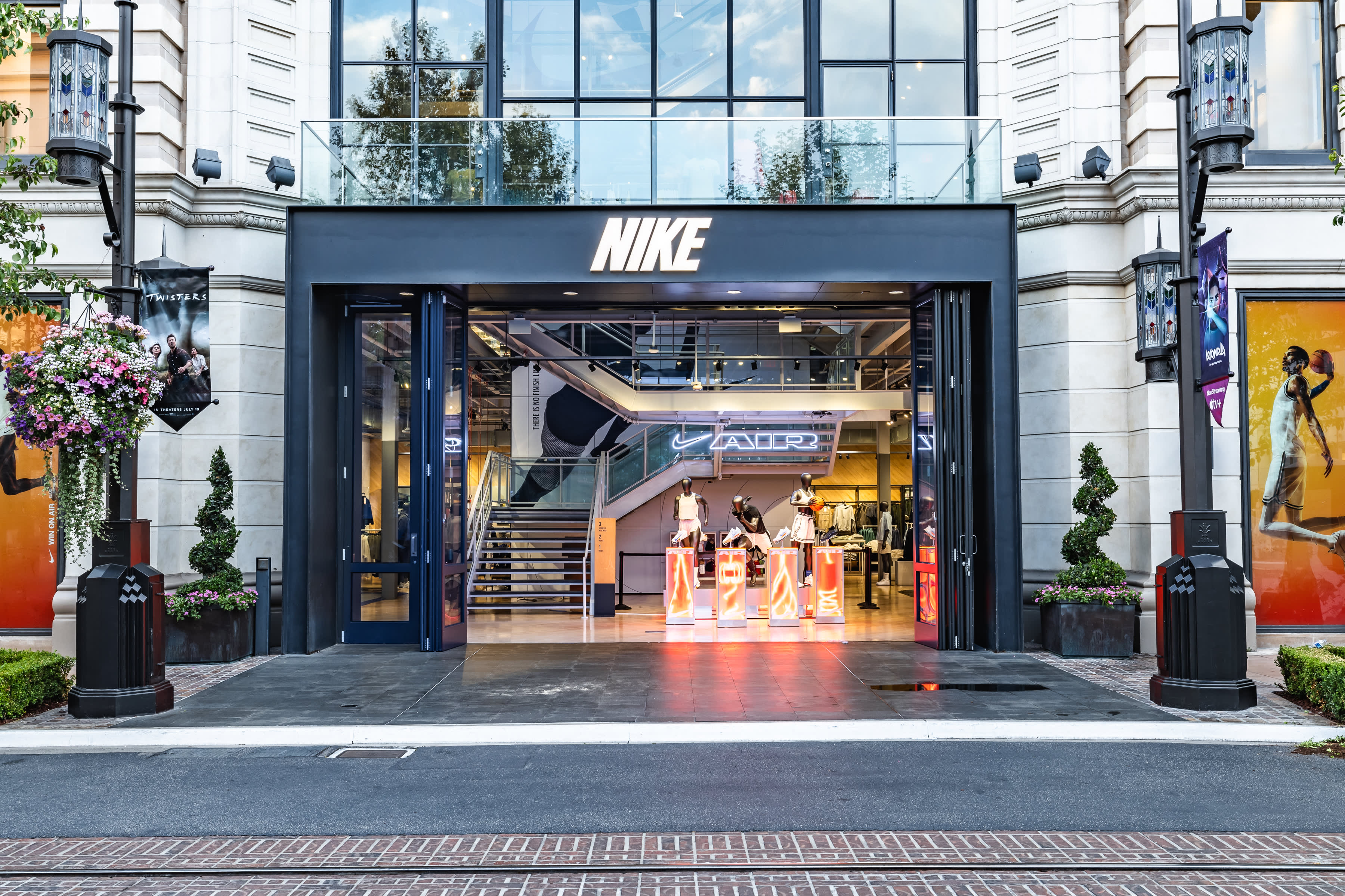 Nike The Grove. Los Angeles USA. Nike TR