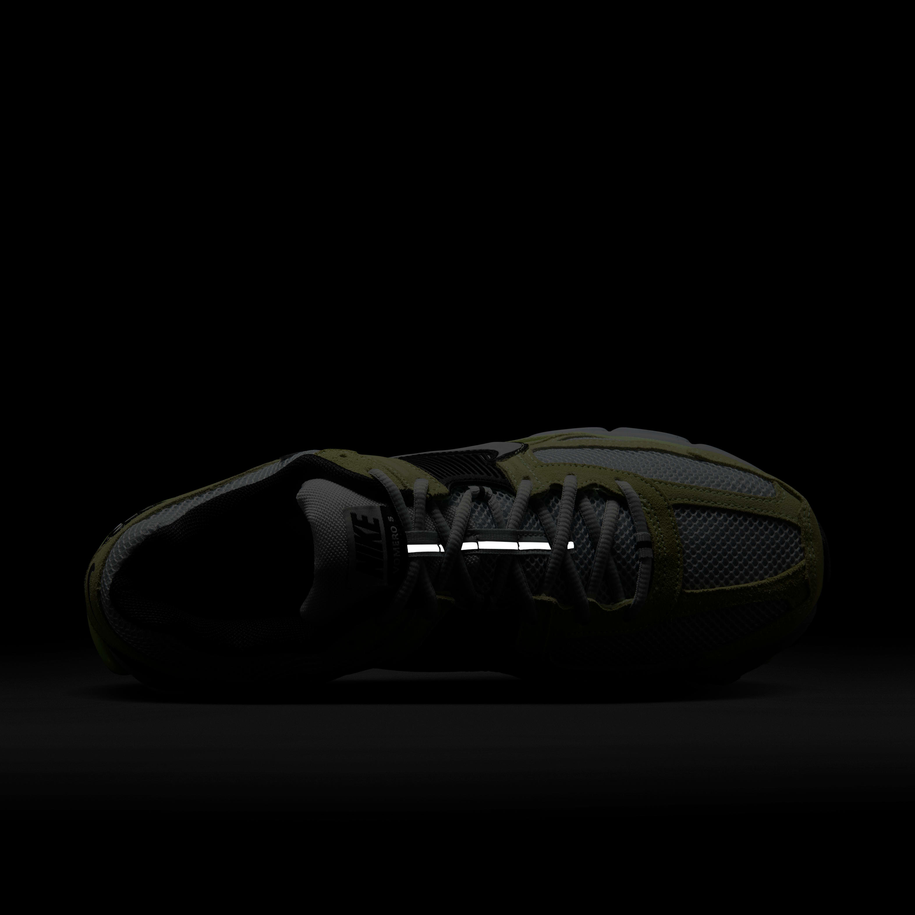 Nike Zoom Vomero 5 SE Men's Shoes with Reflective Accents