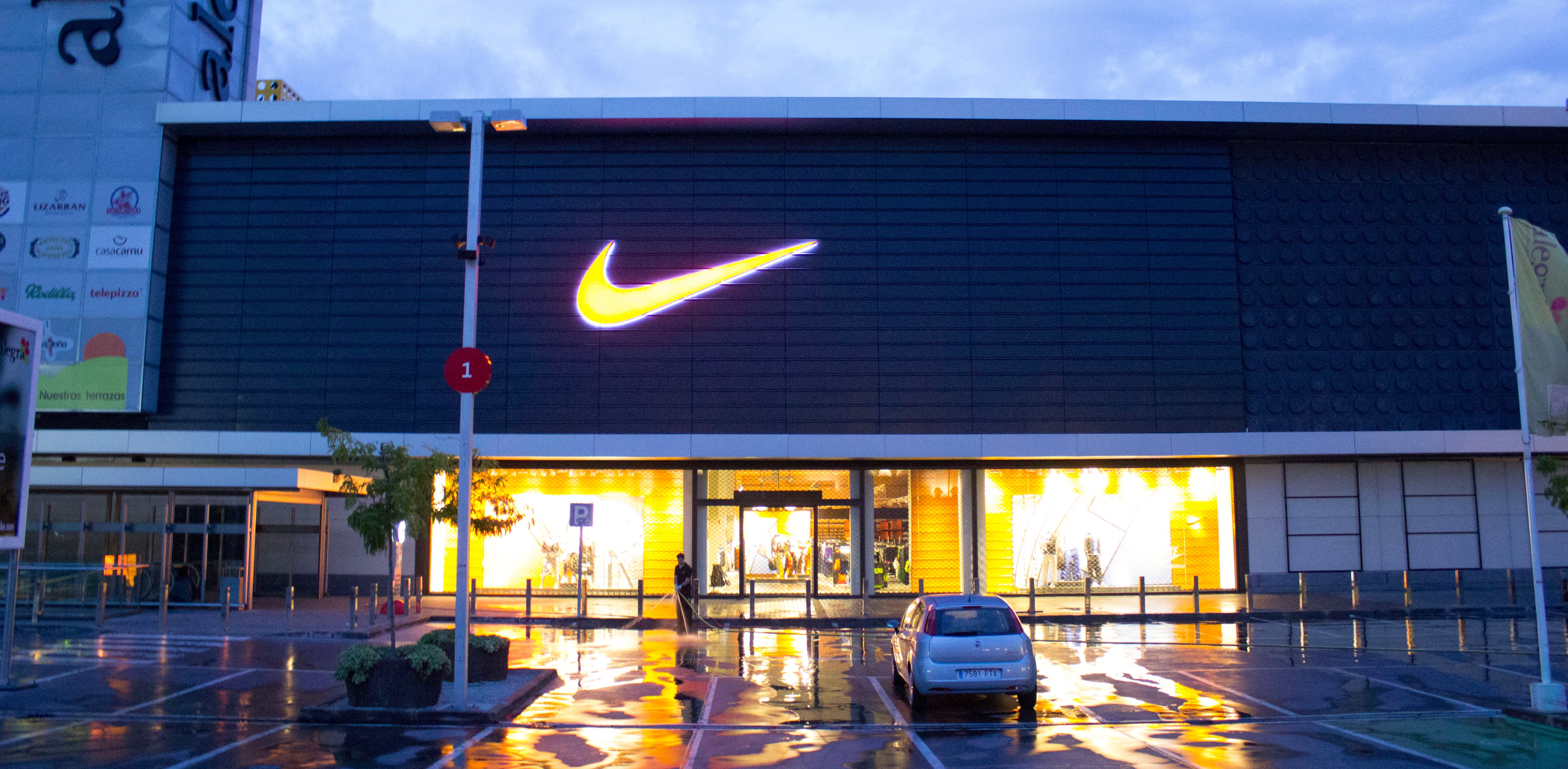 Outlet nike best sale plaza mayor