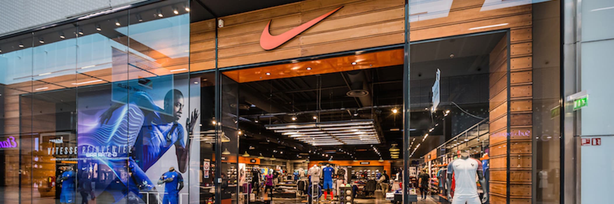 Reconocimiento costo Café Nike Stores in France. Nike.com