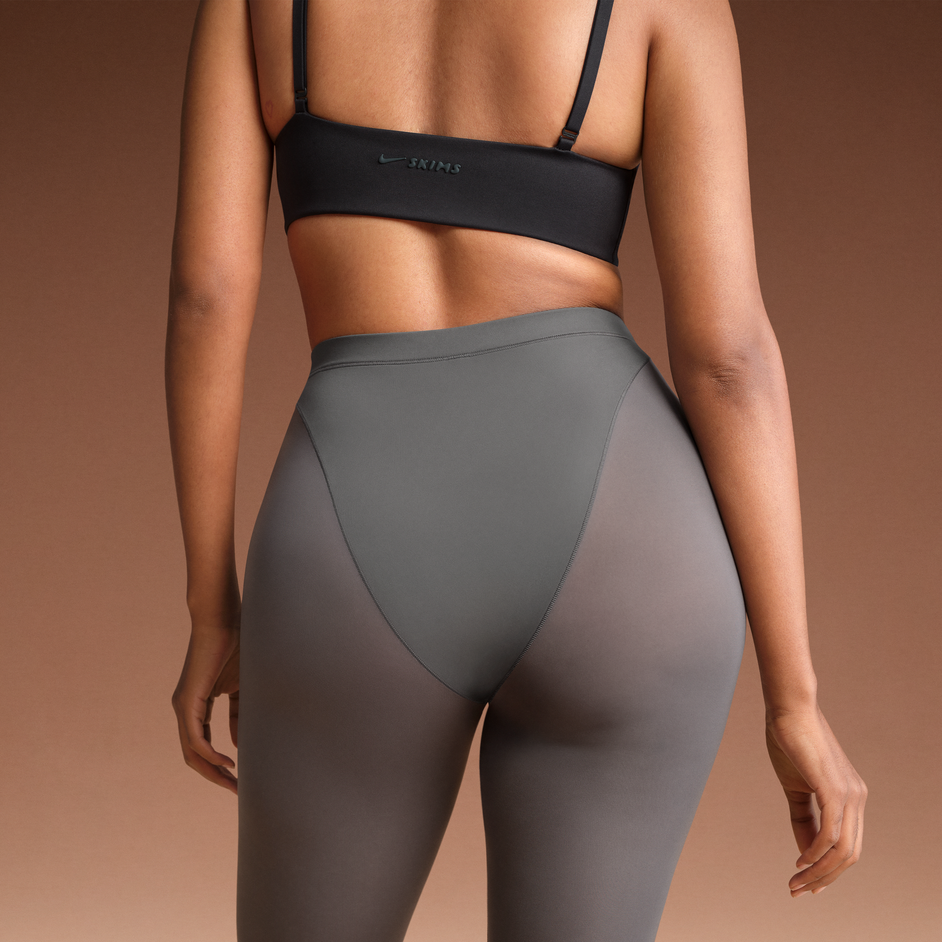 NikeSKIMS Weightless Layers Women's High-Waisted V-Panel Leggings