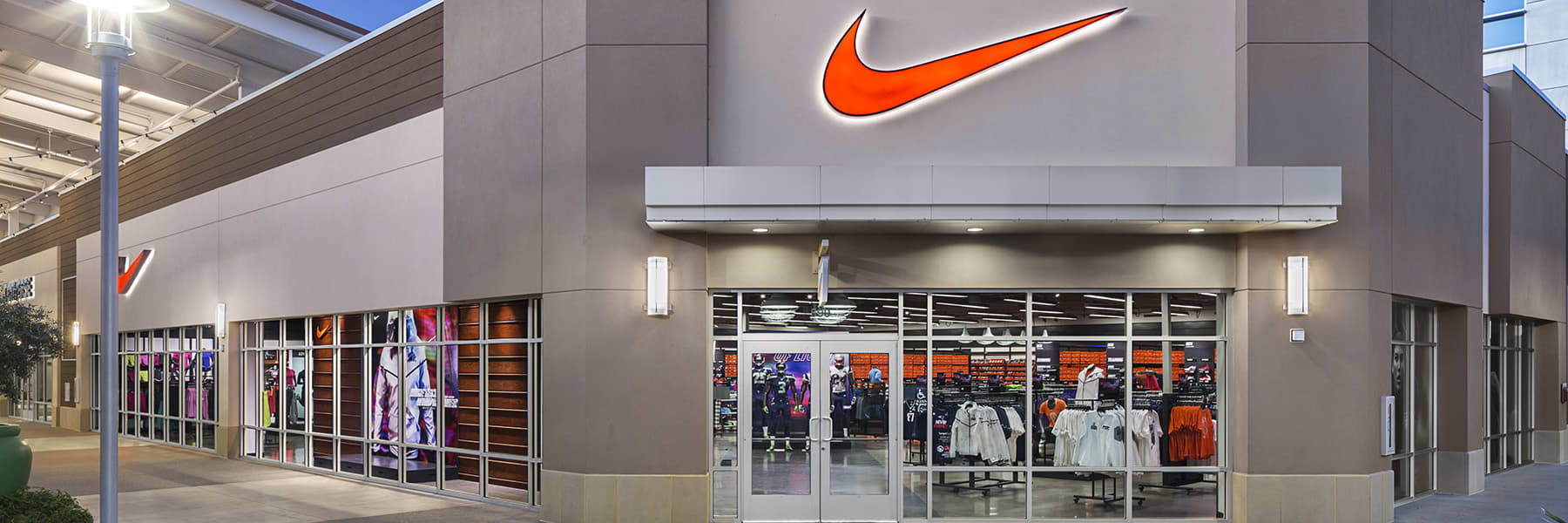 aurora outlet mall nike store hours