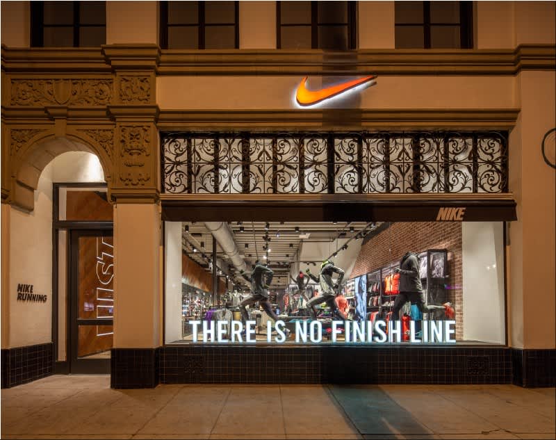 tonto Toro Fotoeléctrico Nike Community Store - East LA. East Los Angeles, CA. Nike.com