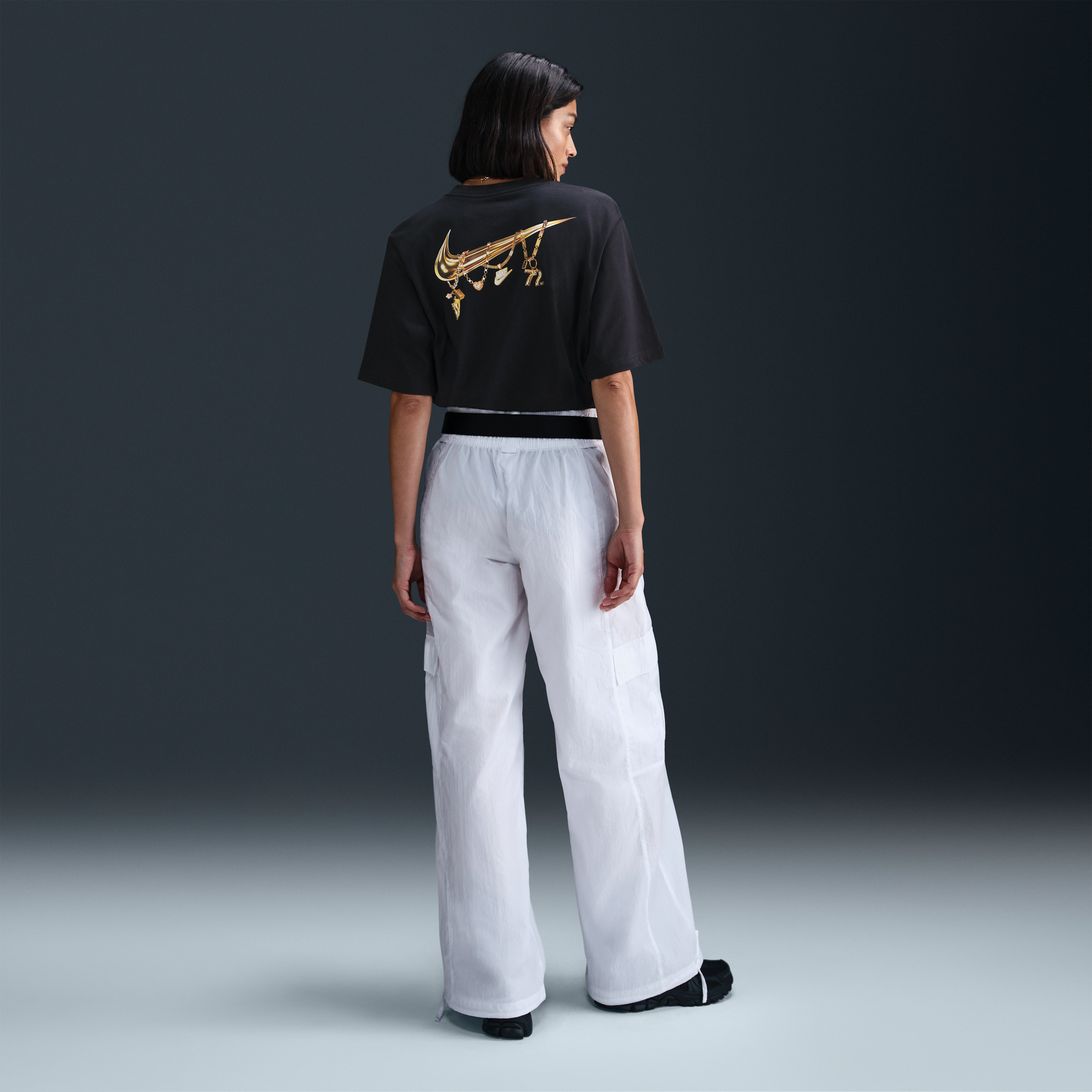 Nike Sportswear Women's Loose Short-Sleeve Graphic T-Shirt