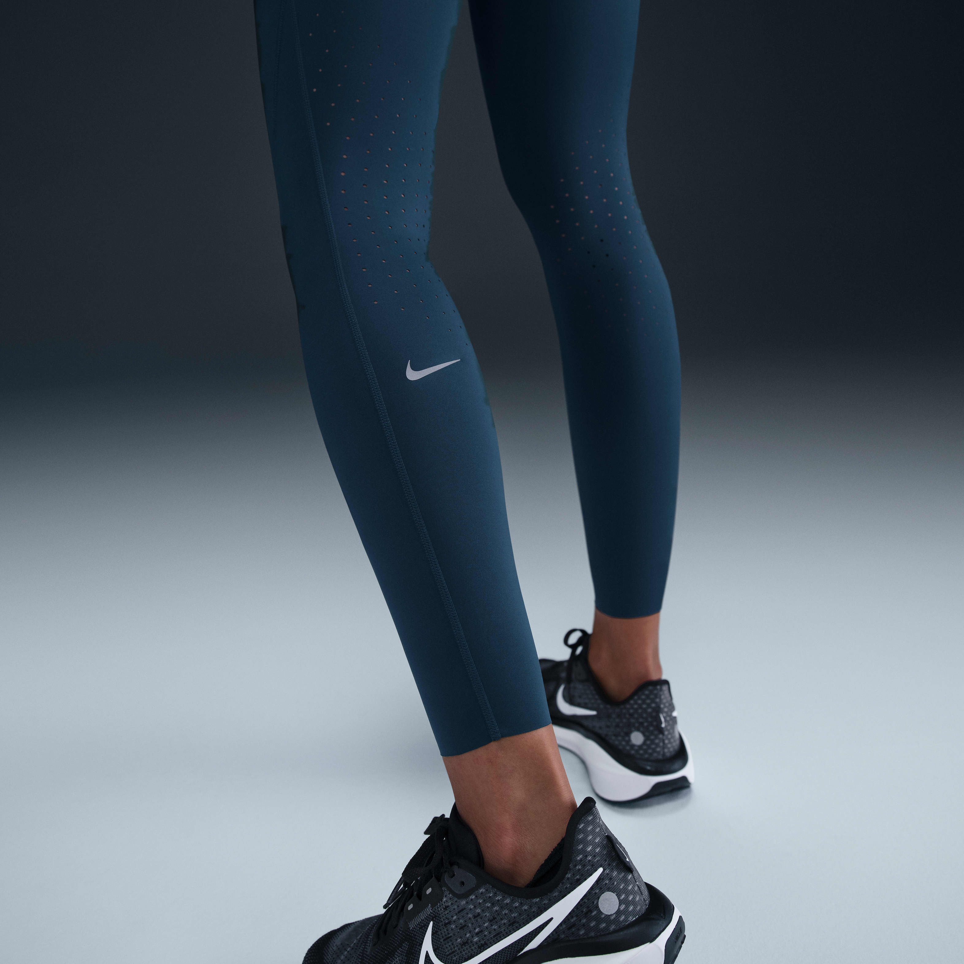 Nike Swift Women's High-Waisted 7/8 Running Leggings with Pockets