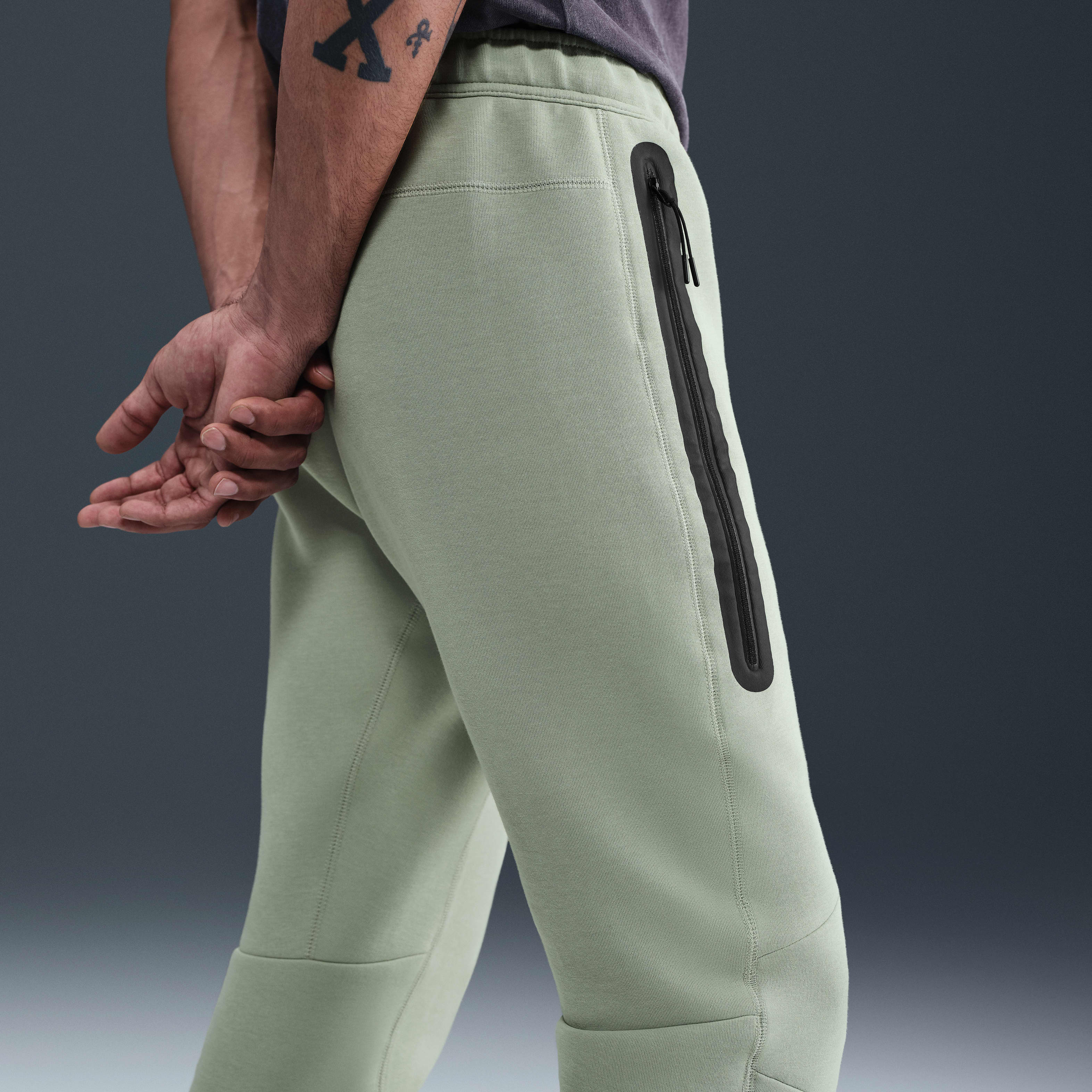 Chelsea FC Tech Men's Nike Soccer Fleece Joggers