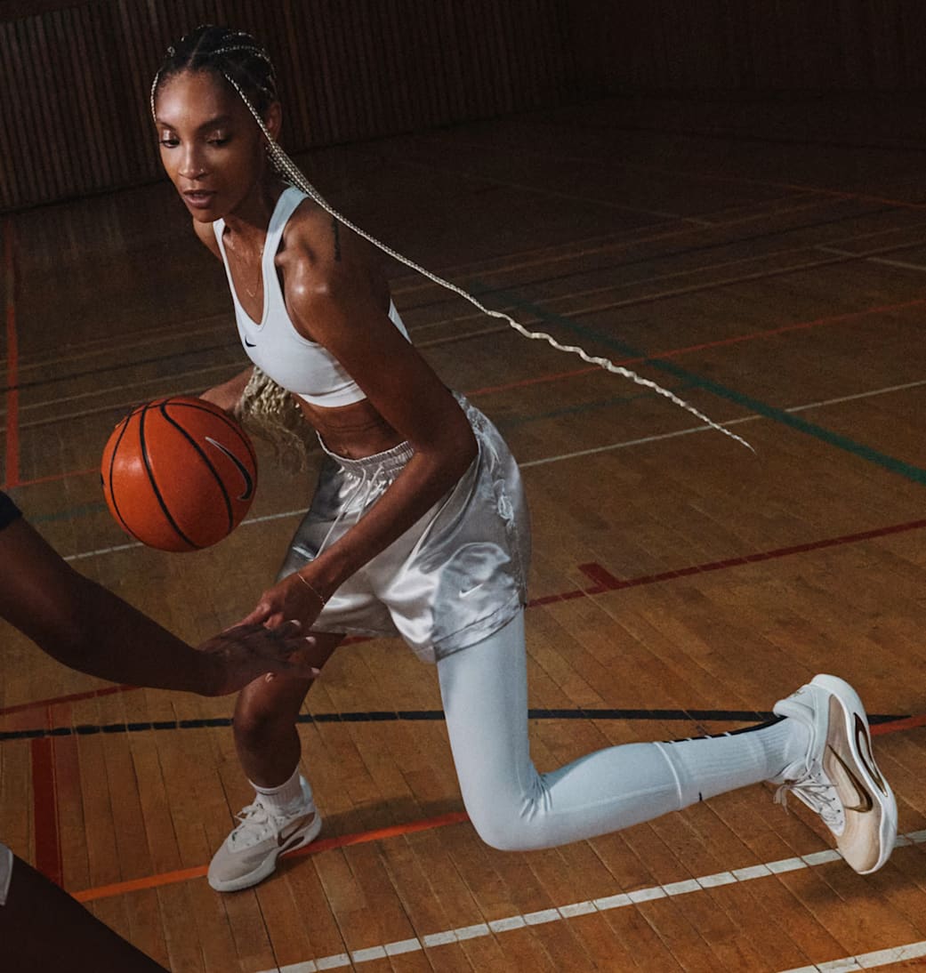 Nike 女鞋、服裝與配件