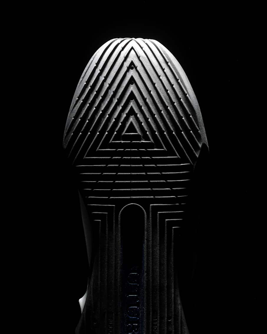 De Nike G.T. Cut 4: stap de toekomst van basketbal in met deze opvallende en vernieuwende schoen, en speel nog beter.