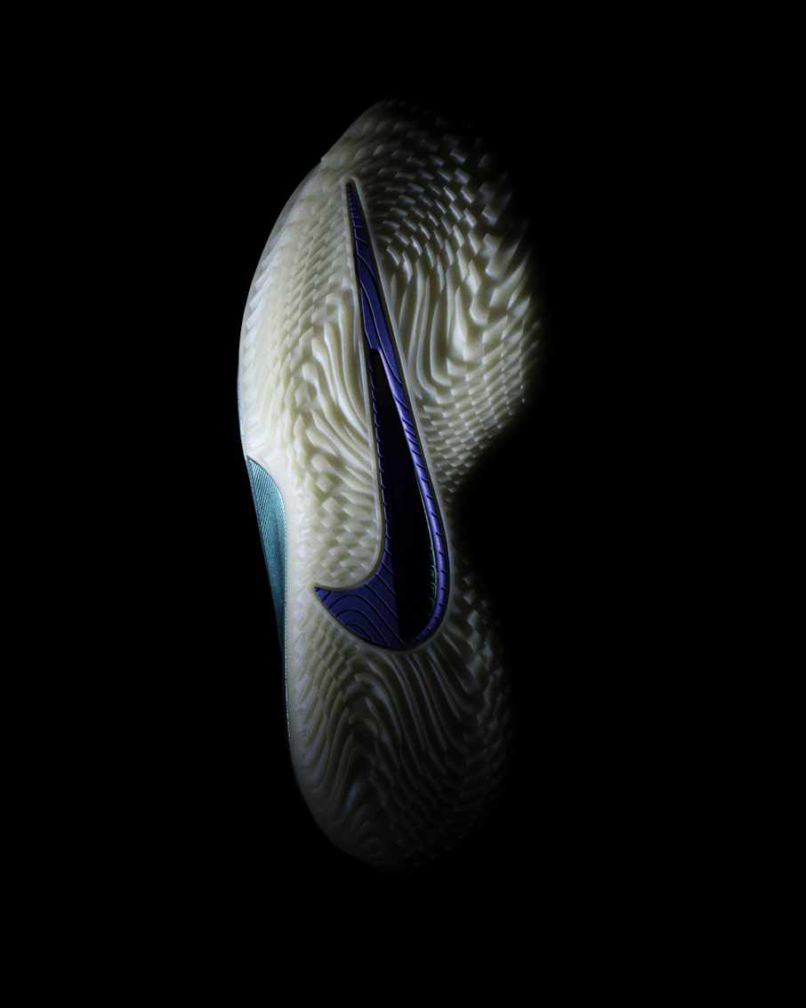  Nike G.T. Cut 4: a la vanguardia del futuro del baloncesto gracias a su estilo atrevido y a sus innovaciones de diseño que mejoran el rendimiento. 