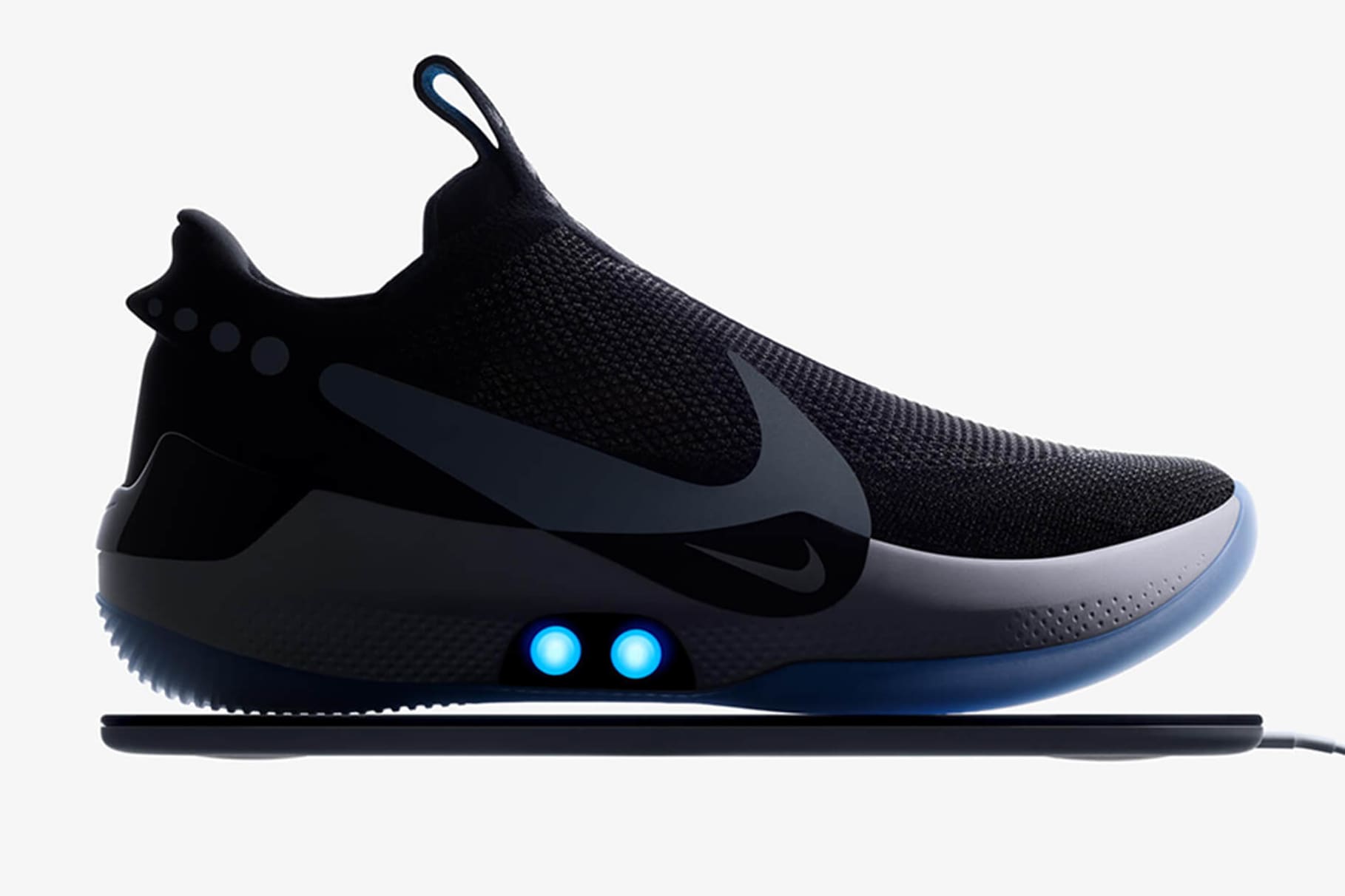 Nikeが自動シューレース調節機能付きの高性能バスケットボールシューズ、アダプト BBを発売