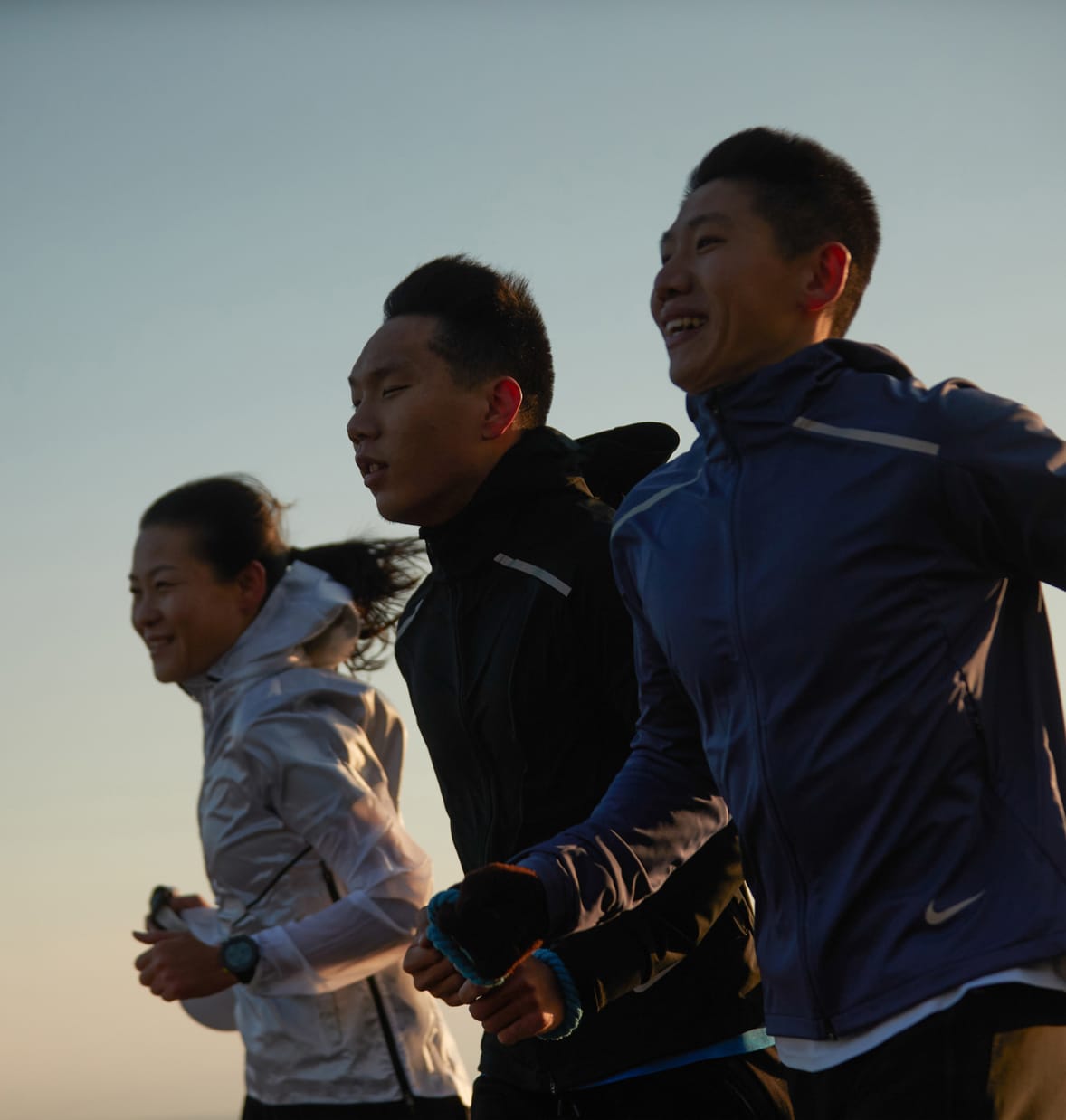 Les guides derrière les adeptes du running ayant une déficience visuelle