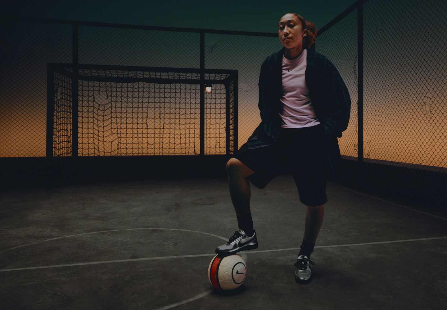 Nike 女鞋、服裝與配件