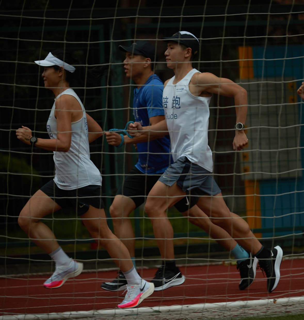 Las liebres que acompañan a algunos runners con deficiencia visual