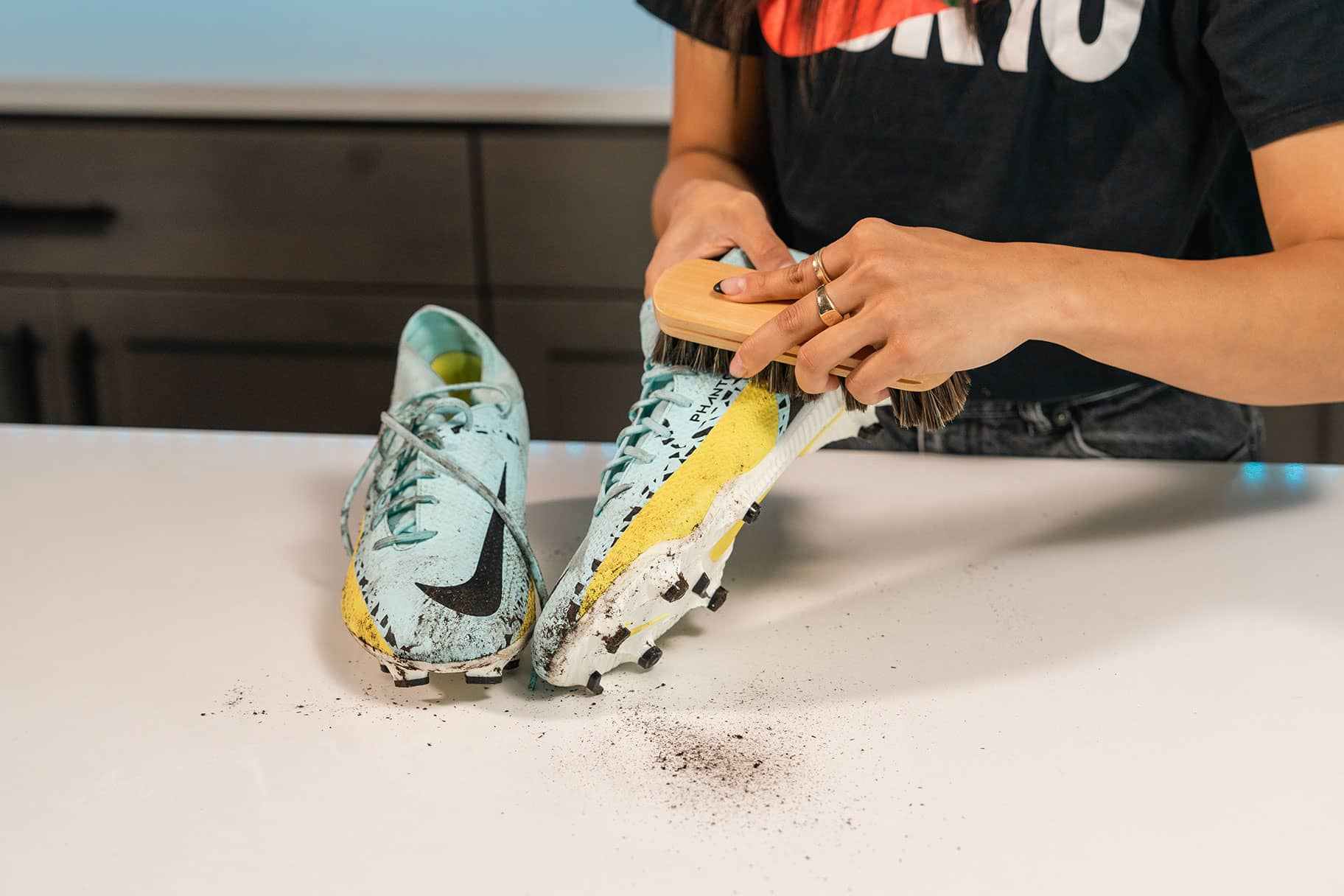 So reinigst du deine Fußballschuhe
