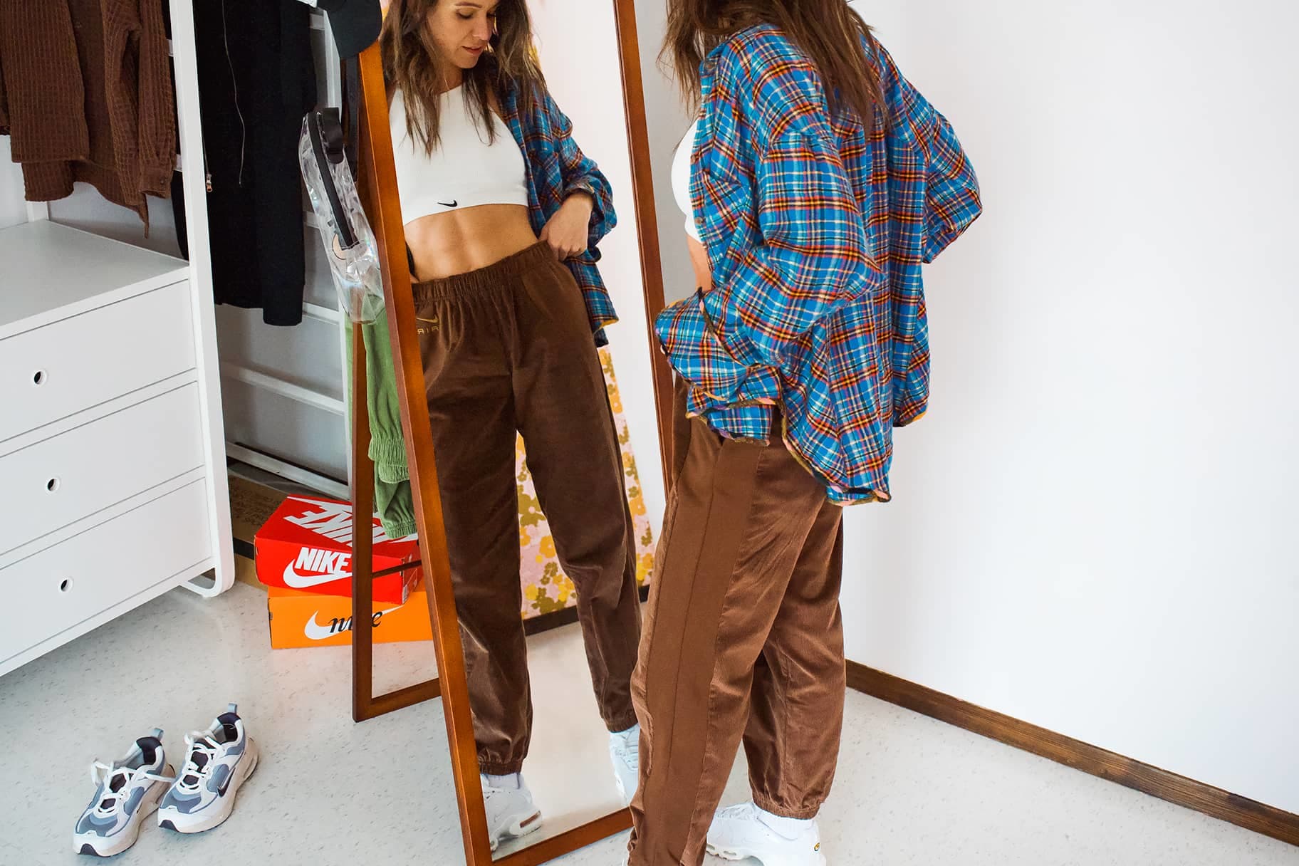 Cómo combinar joggers para el trabajo