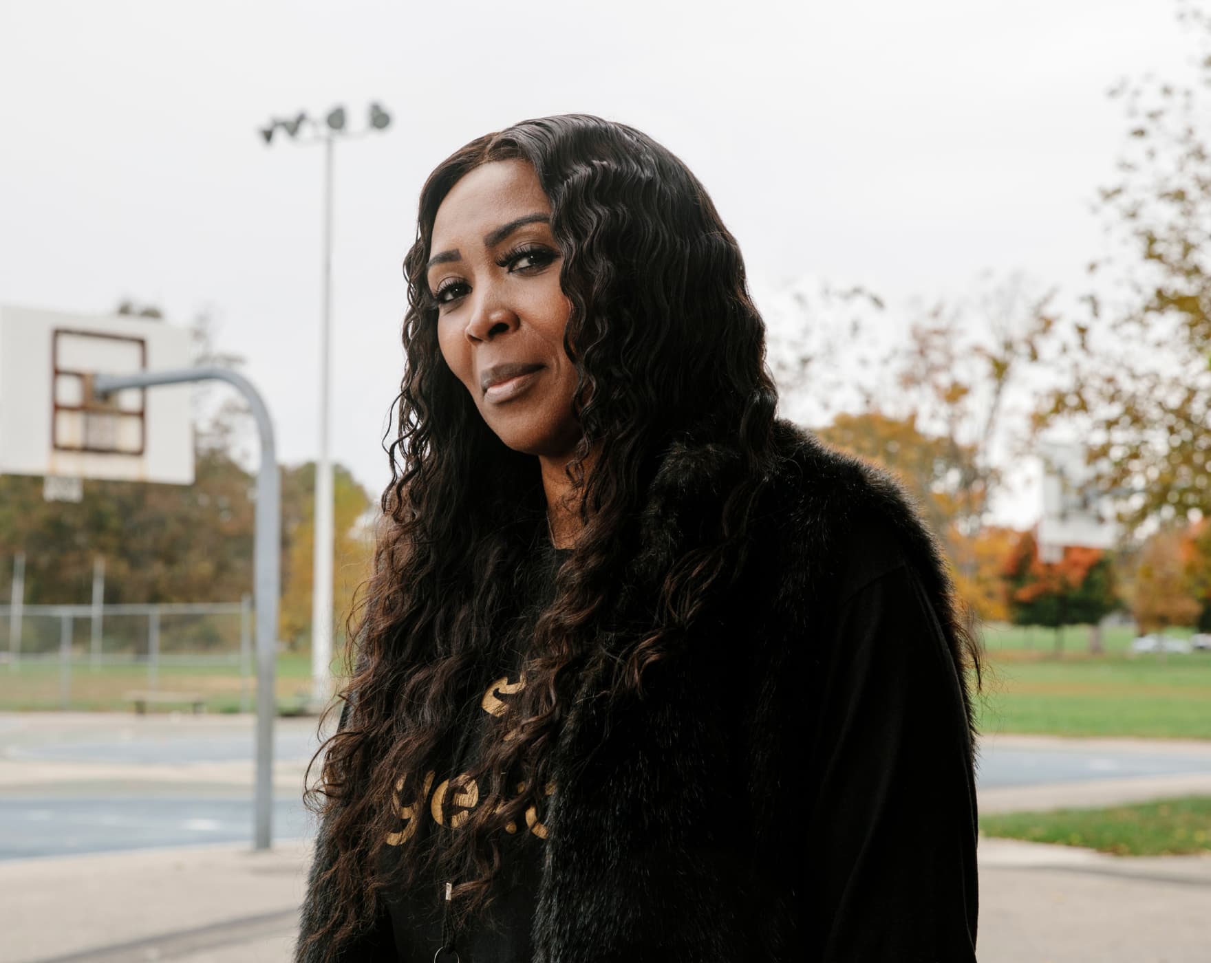Coach Jazmine Smith
Athlète de longue date, Coach Jaz a toujours mis un point d'honneur à faire ce qui est juste : « J'ai des convictions très fortes en termes de défense des droits et de justice raciale. » Quand elle était adolescente, la représentation inégale des différentes origines raciales au sein de son sport favori la travaillait. Pendant des années, elle s'est demandé comment elle pouvait augmenter le nombre de filles noires dans l'univers du lacrosse et du hockey sur gazon. C'est ce qu'elle fait avec Eyekonz, tout en veillant également à ce que chaque joueuse ait tous les outils pour réussir, que ce soit sur le terrain ou dans la vie. « On utilise le sport comme un mécanisme pour faire en sorte que les enfants soient bien sur le plan scolaire, explique-t-elle. Mais également pour les aider à avoir une bonne estime de soi. »