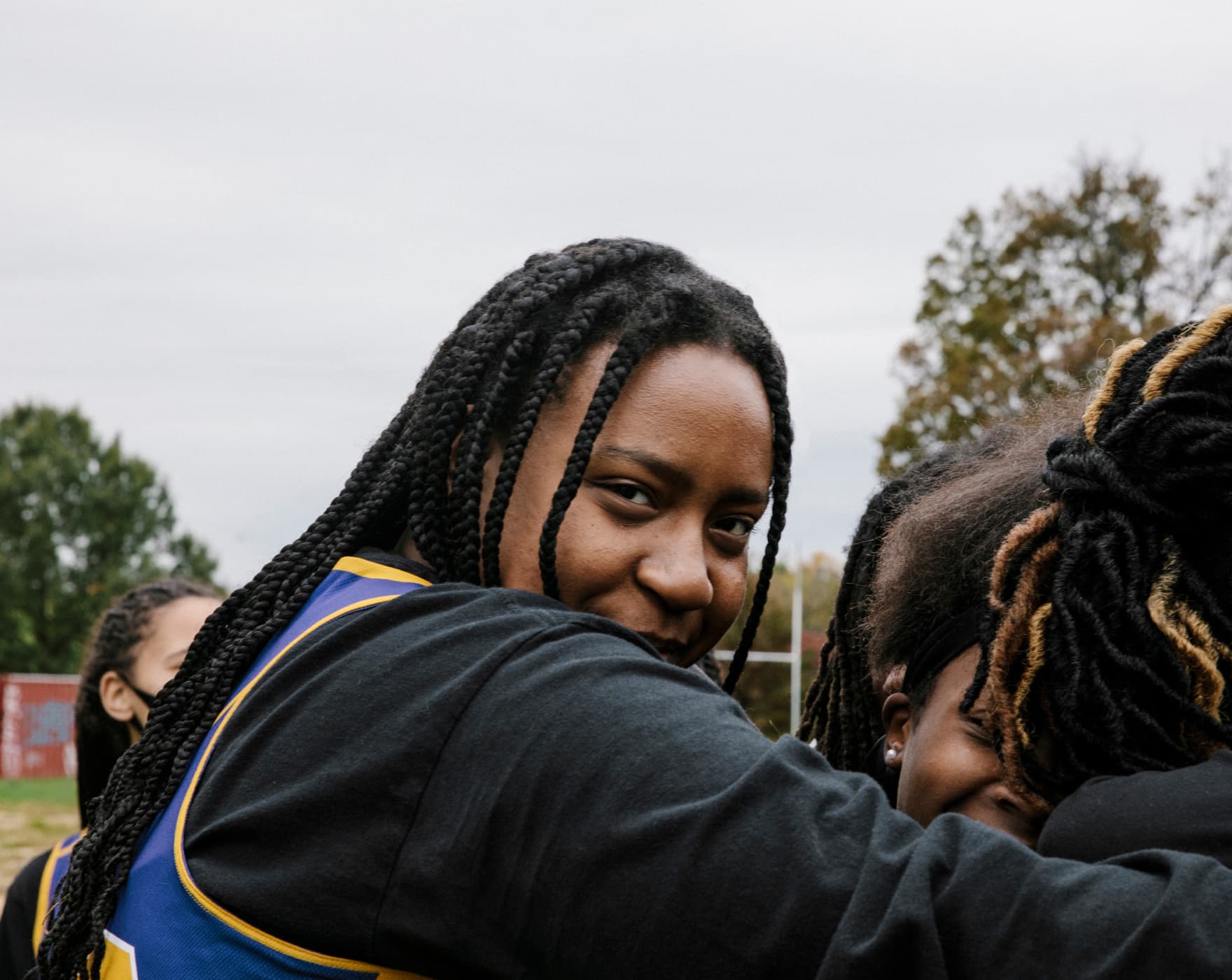 Kai Coleman, 17 ans
« Je ne savais même pas ce que c'était, le lacrosse », explique Kai en se souvenant à quel point elle était nerveuse à son premier entraînement. « Il y avait tellement de filles et elles étaient toutes tellement douées. » Selon ses propres mots, Eyekonz lui permet de gagner en assurance et d'évacuer l'énergie négative qu'elle a en elle. « Même quand tu as eu une dure journée, l'entraînement de lacrosse te donne l'occasion de créer quelque chose de positif, affirme-t-elle. C'est euphorisant. »