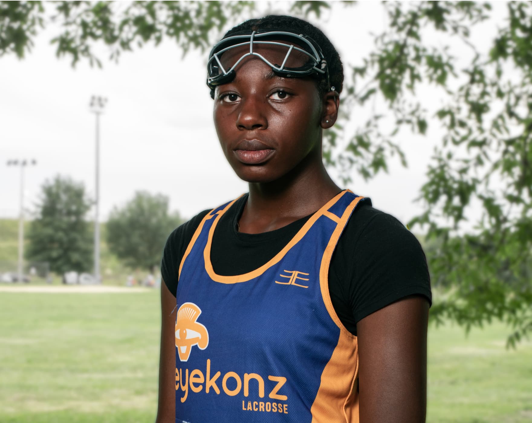 Naja Johnson, 16 ans 
« Pour chaque joueuse, c'est bien plus profond que de monter sur le terrain, explique Coach Jaz. Chaque enfant vient avec quelque chose qui l'empêche d'atteindre un certain niveau de réussite sur le terrain. » Dans le cas de Naja, ses coachs ont fini par apprendre que cette athlète talentueuse a été placée dans des familles d'accueil. « Avant de rejoindre Eyekonz, je songeais à arrêter le lacrosse, mais Miss Jaz m'a poussée à continuer. [Eyekonz] a été une planche de salut parce que parfois, tu as juste besoin d'aide et de soutien », affirme la récente recrue.