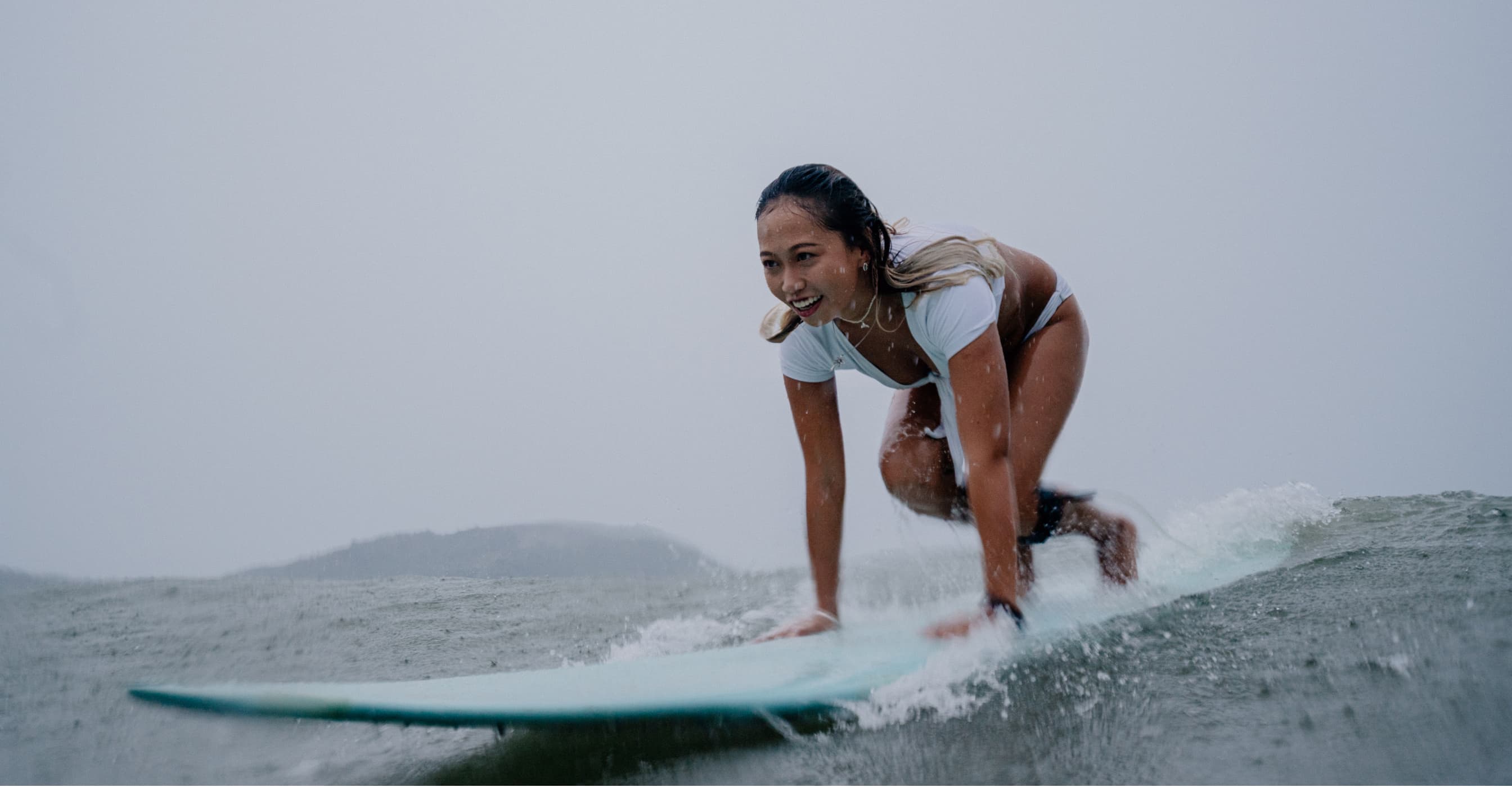 Surferinnen schlagen hohe Wellen in Hainan