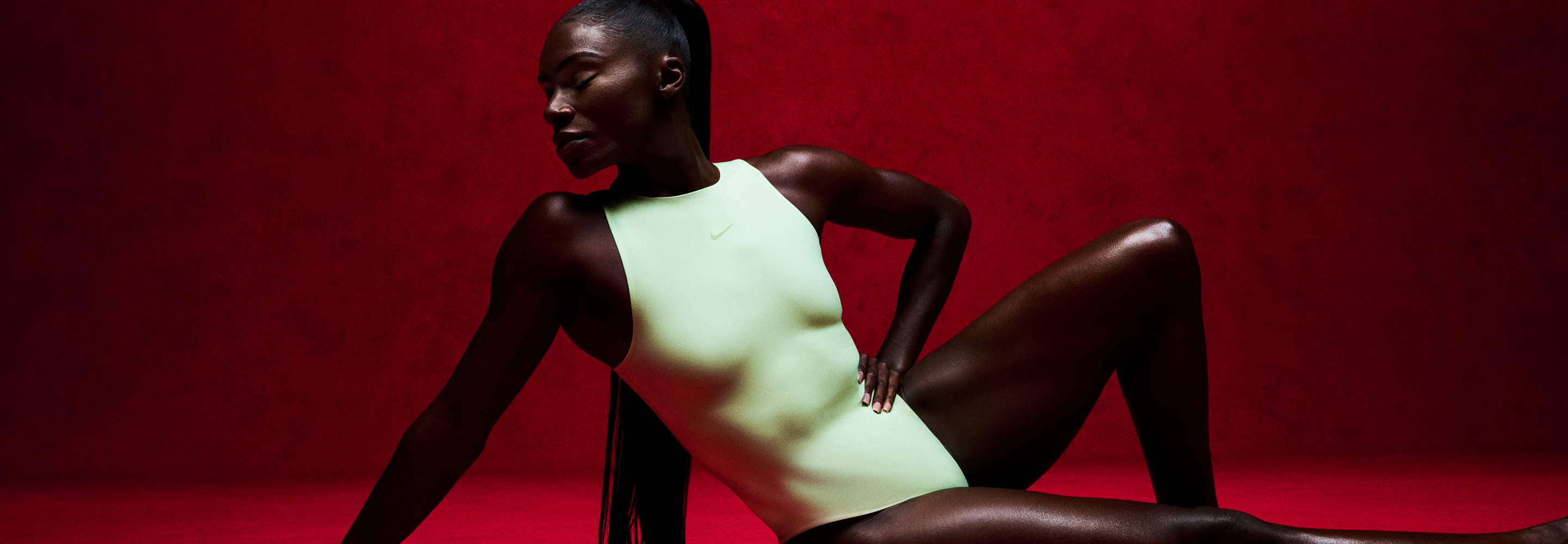 Nike 女鞋、服裝與配件