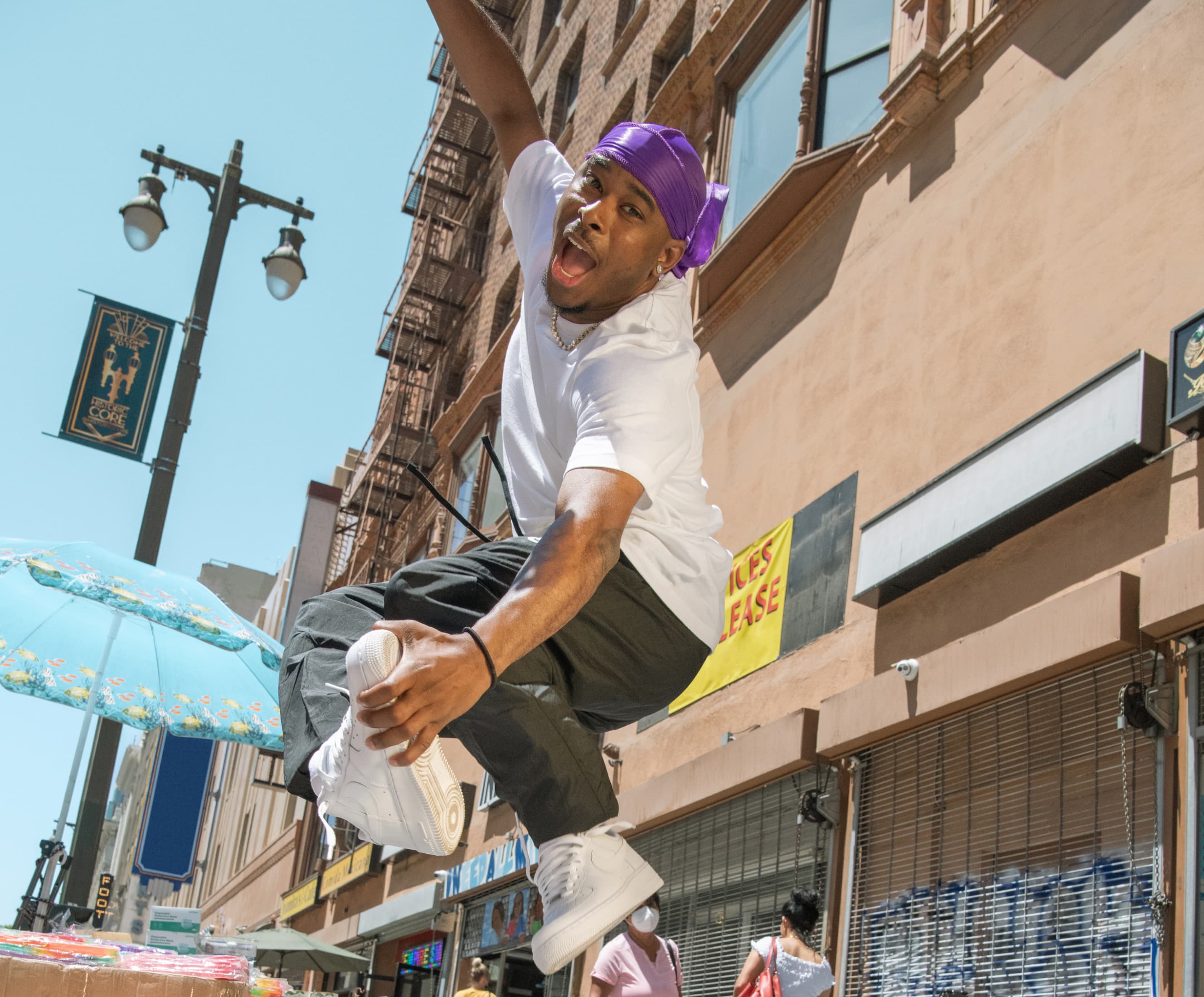 Mr. YouTube comparte sus movimientos de baile para sentirse bien