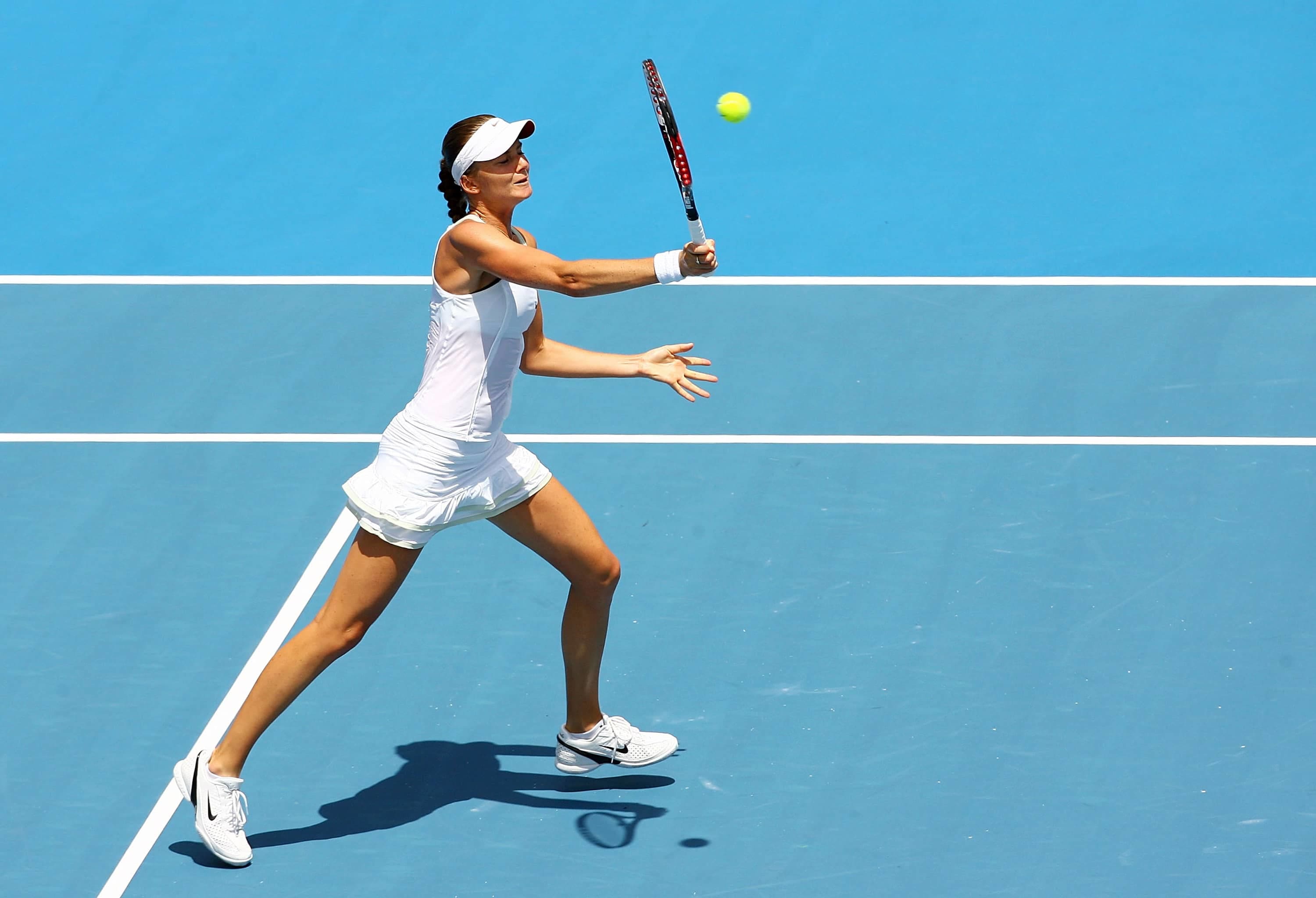 Cómo enseñarle a los adultos a servir en el tenis