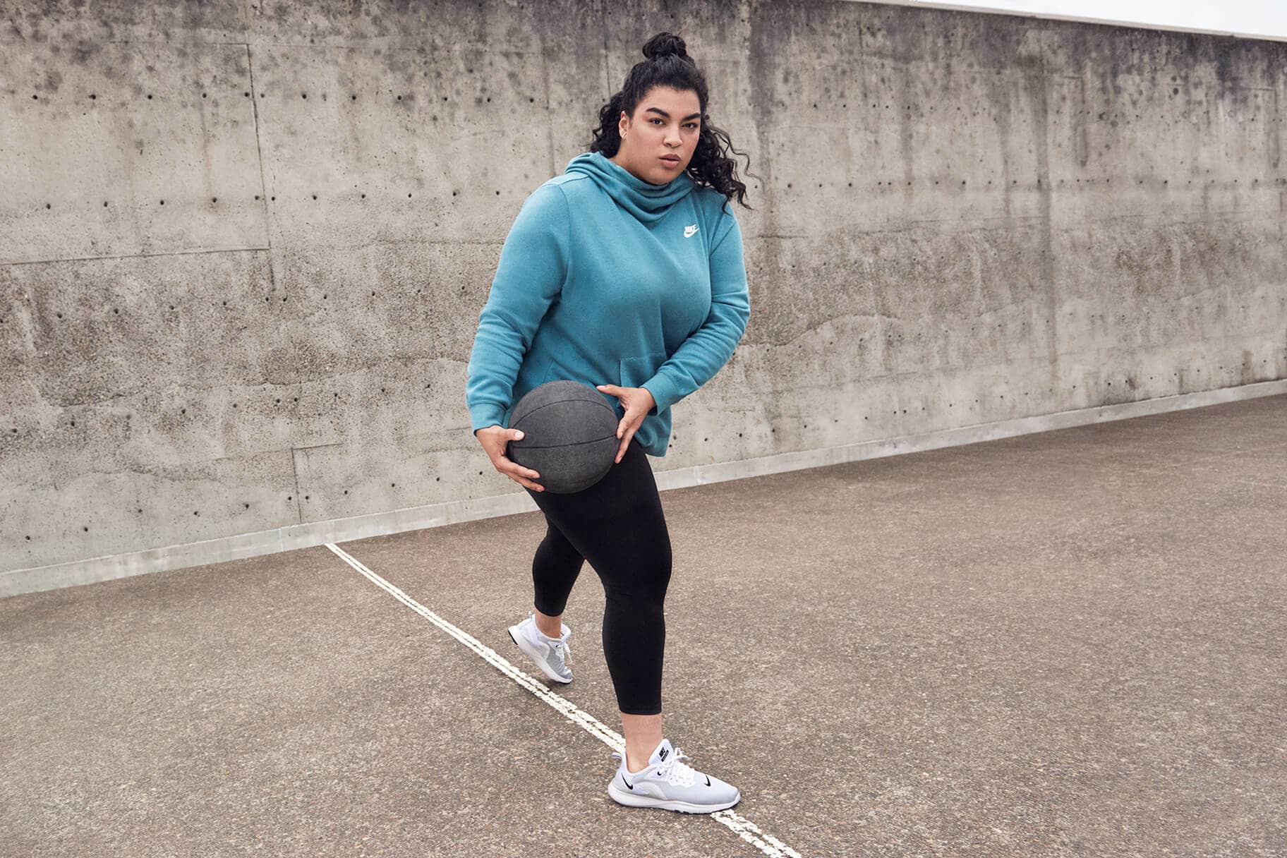 あらゆるアクティビティに対応する、Nikeおすすめのウィメンズ プラスサイズのパーカー