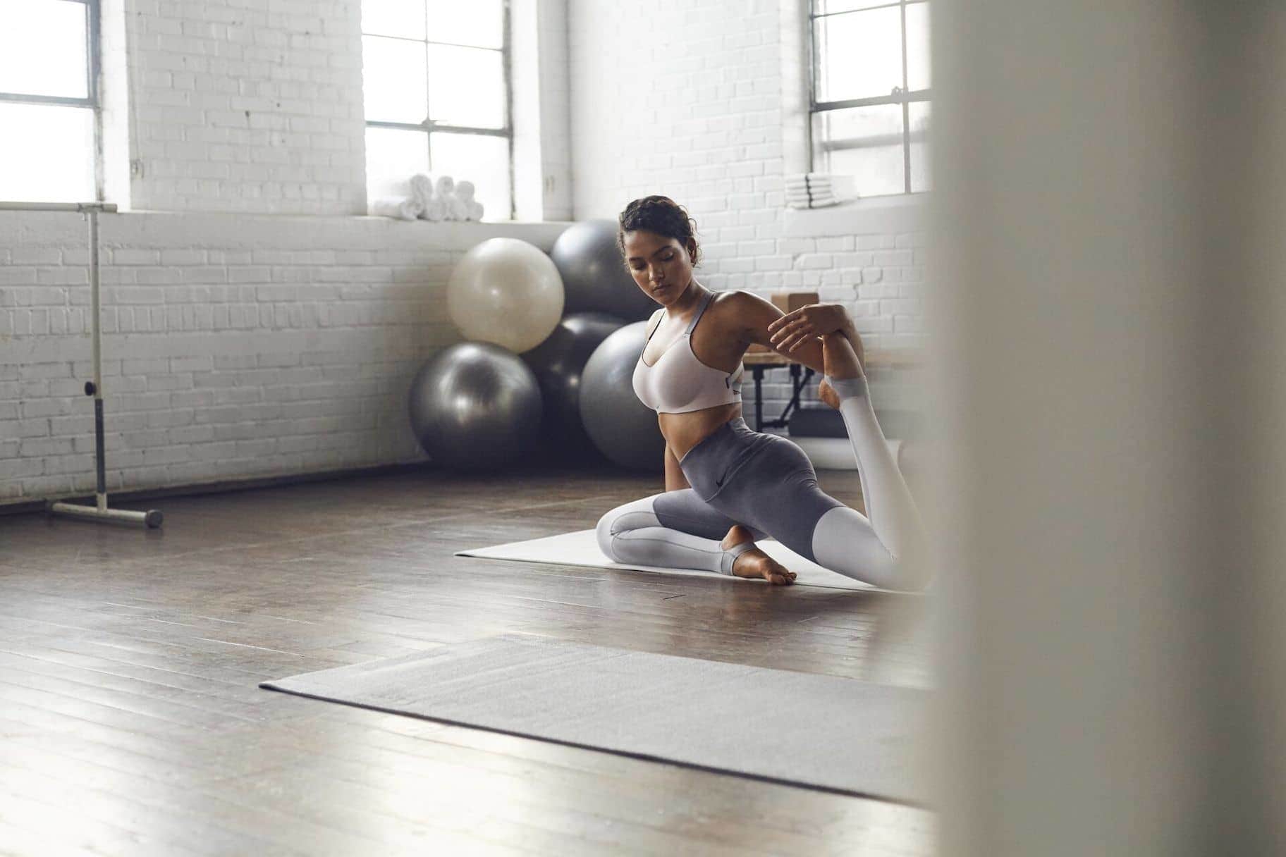 Cómo escoger ropa para yoga intenso: consejos para mantener la frescura y comodidad