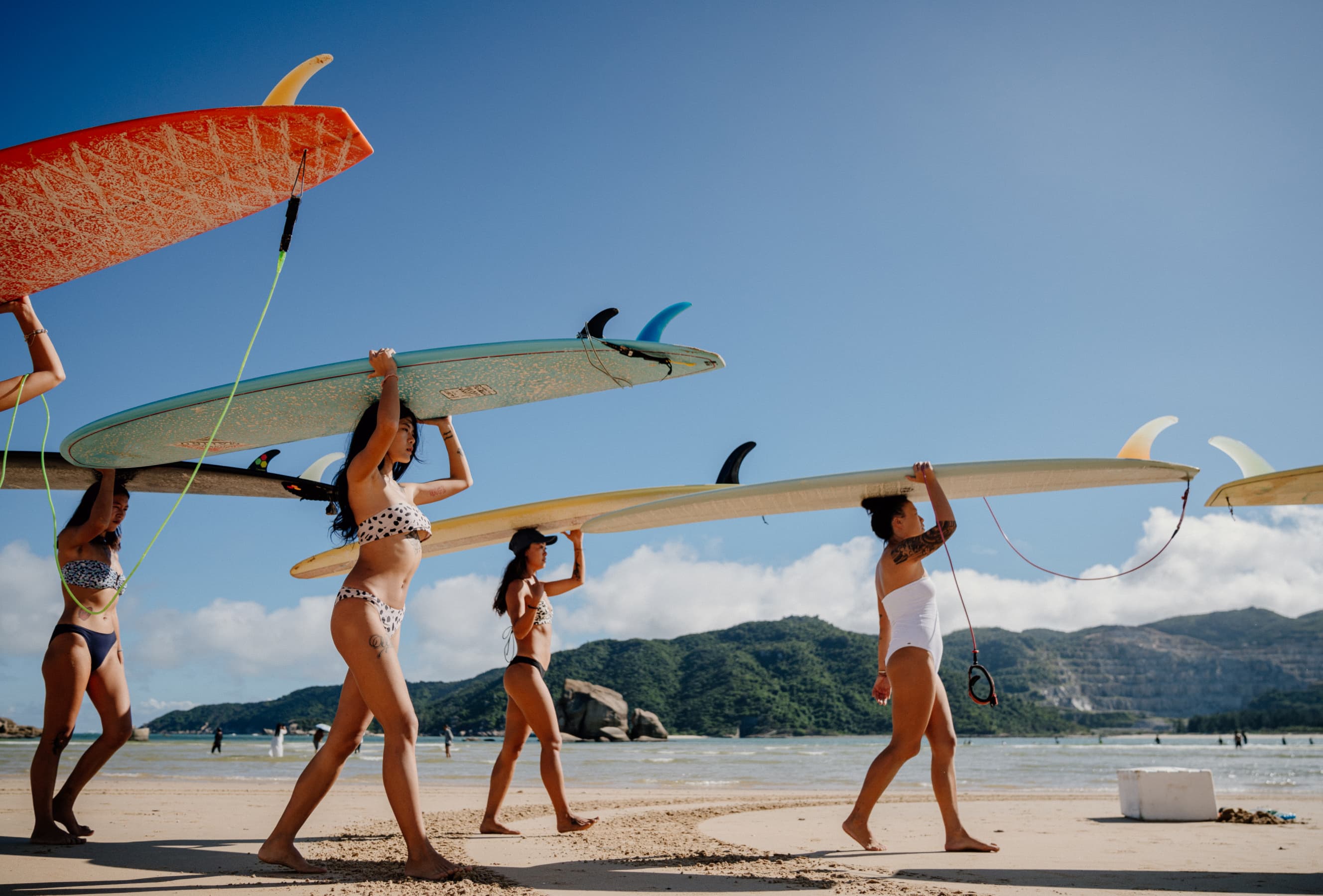 Surferinnen schlagen hohe Wellen in Hainan