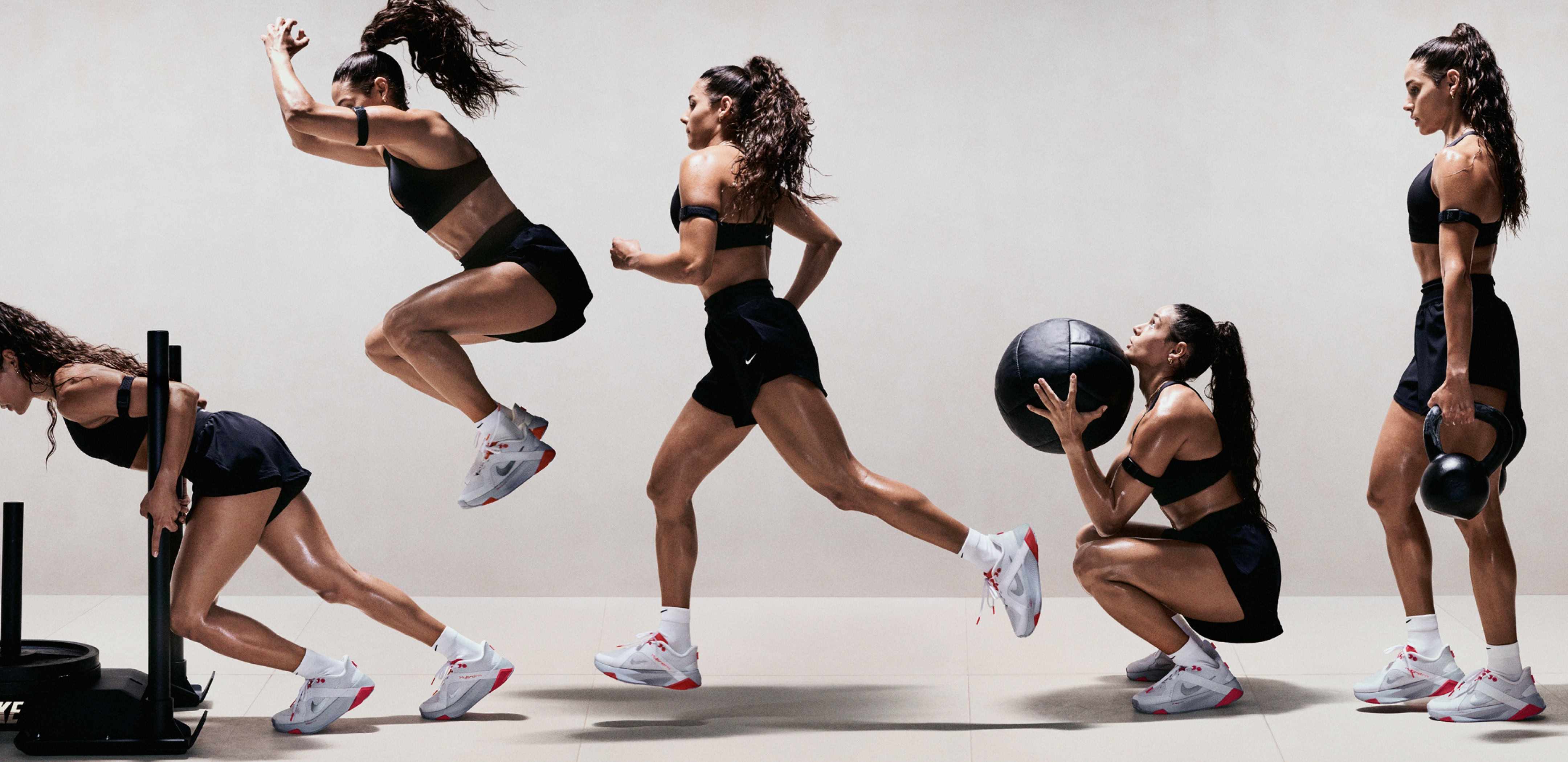 Bir stüdyoda çeşitli antrenman egzersizleri yapan, siyah spor kıyafetler ve beyaz Nike Hybrid RN antrenman ayakkabıları giyen bir kadın., HER ANTRENMANA HAZIR OL