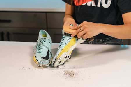 So reinigst du deine Fußballschuhe