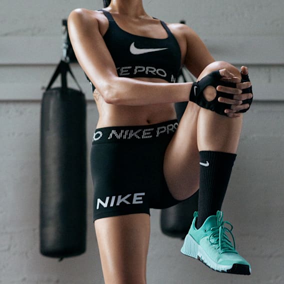 Nike 女鞋、服裝與配件