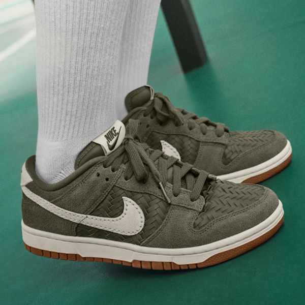 Shop By Color, Calzado, Vestimenta y Accesorios Para Mujer, slide 4 of 6