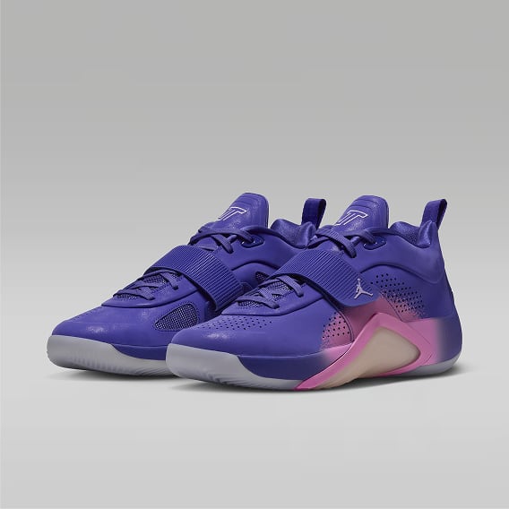 Die Next Gen ist dran, Ein Paar lila Tatum 5-Basketballschuhe mit rosa Akzenten im Farbverlauf und Mittelfußriemen, in der Dreiviertelansicht auf hellgrauem Hintergrund abgebildet., slide 2 of 6