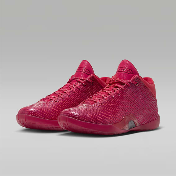 Voor de sterren van de toekomst, Een paar Air Jordan 41 basketbalschoenen in robijnrood, weergegeven in een driekwartaanzicht op een lichtgrijze achtergrond., slide 1 of 6