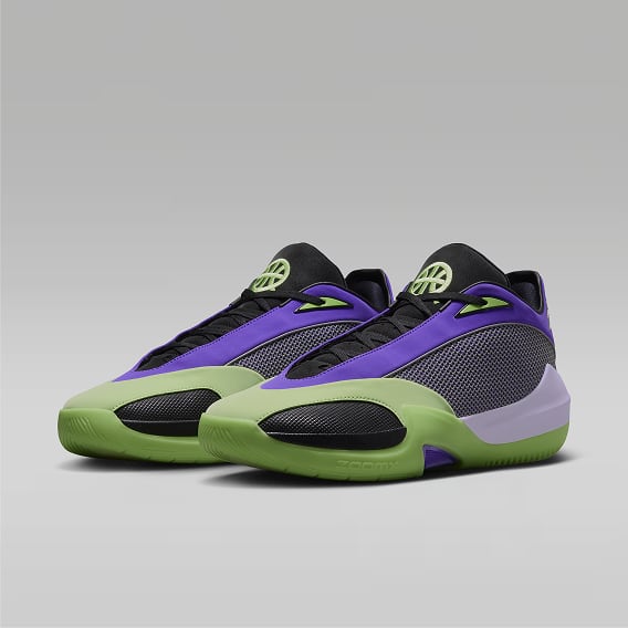 Voor de sterren van de toekomst, Een paar Triangle-basketbalschoenen in zwart, paars en felgroen, weergegeven in een driekwartaanzicht op een lichtgrijze achtergrond., slide 6 of 6
