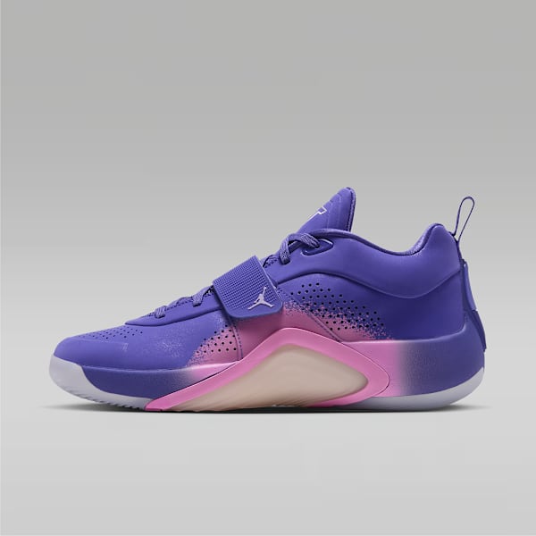 Shop Jordan iconen, Een paar paarse Tatum 5-basketbalschoenen met roze accenten met kleurverloop en middenvoetbanden, weergegeven in een driekwartaanzicht tegen een lichtgrijze achtergrond., slide 5 of 7