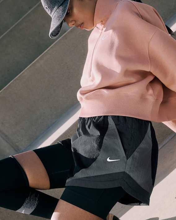 Sapatilhas, roupas e acessórios para mulher