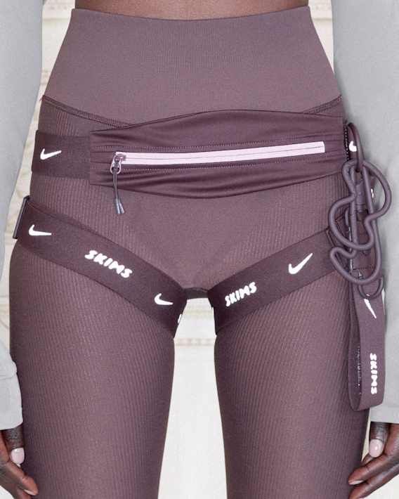 Apresentamos a NikeSKIMS. Body Obsessed., slide 4 of 6