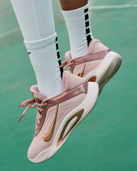 Temel Basketbol Stillerini İncele, Nike Basketbol, slide 1 of 3