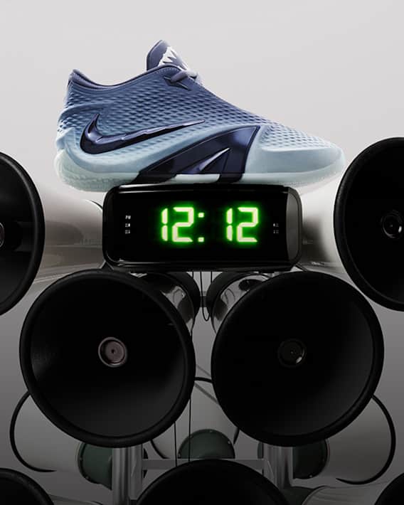 Tendencias, Una zapatilla Nike Ja 4 azul está apoyada sobre un despertador digital que muestra las 12:12 y rodeada de grandes altavoces negros., slide 4 of 4