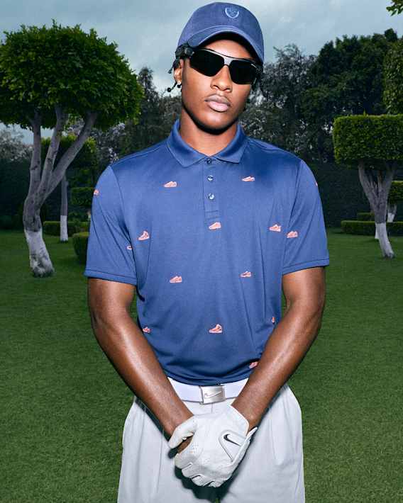 Estate ad alta intensità, Un uomo su un campo da golf con cappello Nike Navy Blue, occhiali da sole neri, polo Navy Blue con stampa con sneakers, pantaloni grigio chiaro e un guanto da golf Nike bianco., slide 5 of 5