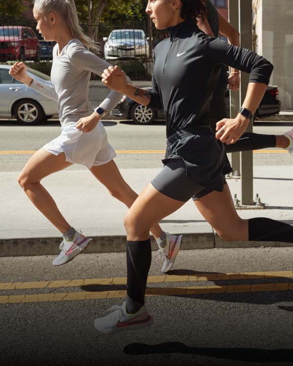 Des coureuses vues de profil avec leurs jambes à différentes phases de la foulée