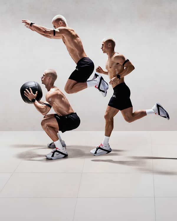 Aktuelle Trends, Ein Mann, der in einem grauen Studio mehrere Kraft- und Beweglichkeitsübungen ausführt. Er trägt schwarze Shorts und Nike Hybrid RN Trainingsschuhe., slide 1 of 5