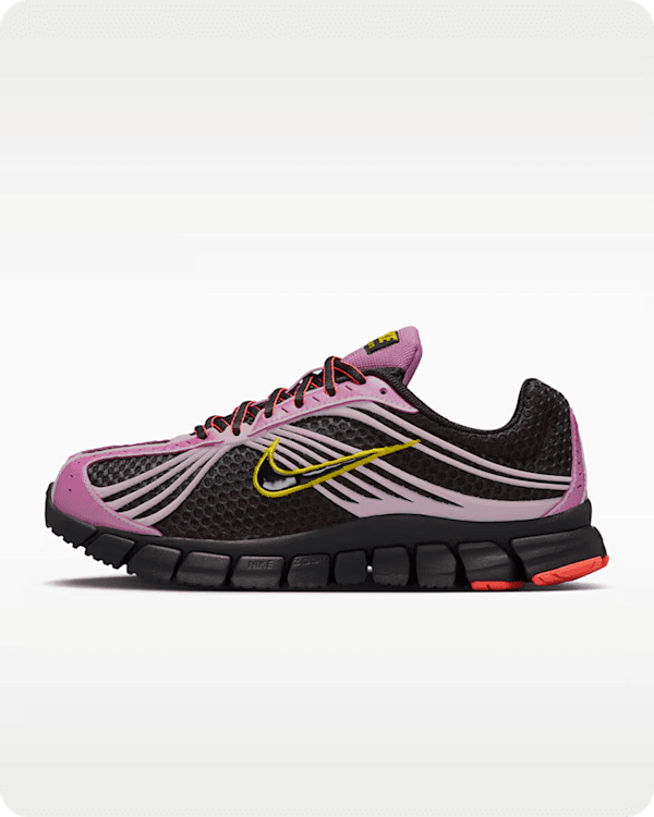 Porte-les au quotidien, Vue de profil d'une sneaker Nike Zoom Skylon 11 noire et rose avec un logo Swoosh jaune sur un fond blanc uni., slide 3 of 3