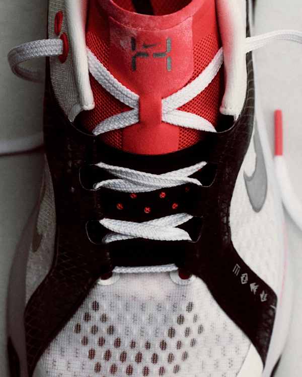 Une seule paire pour tout faire, Chaussures de training Nike Hybrid RN prises en photo d'en haut, avec un zoom sur l'empeigne en mesh et la semelle extérieure., slide 1 of 3