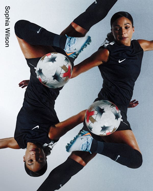 Neuheiten, Das Bild zeigt gespiegelte Ansichten von Sophia Wilson in einem schwarzen Trikot, die eine Fußball-Skill mit einem Fußball ausführt, wodurch eine symmetrische Komposition entsteht., slide 4 of 5
