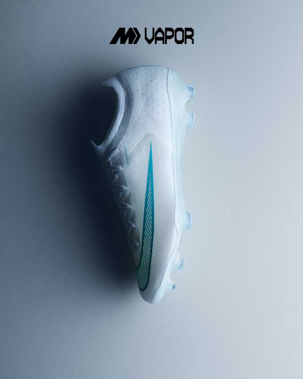 Scopri il Bright Lights Pack, Una scarpa da calcio Mercurial Vapor esposta su uno sfondo grigio, di colore bianco con uno swoosh blu e tacchetti blu., slide 2 of 4