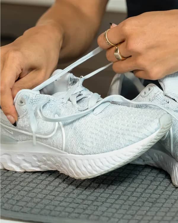 お気に入りのNikeシューズ、アクセサリー、アパレルをもっと長く使う方法をチェックしよう。, Nike インタラクト ラン, slide 3 of 3
